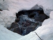 24 il ruscello scorre sotto la neve